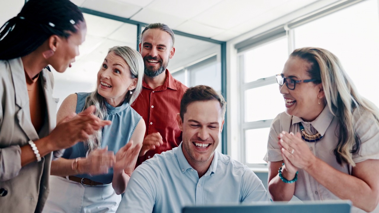 关于球队在比赛中展现出色的团队合作精神，赢得掌声的信息